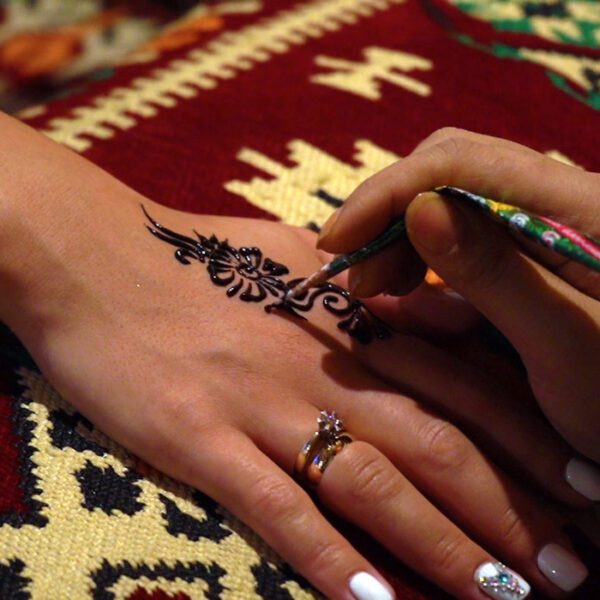 henna painting